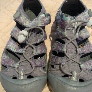 Boys Keen youth glow shoes.